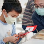 在剪紙練習，孩子不僅能體驗傳統(tǒng)技藝，從中還可以獲得數(shù)學幾何、對稱的概念，
以及手部肌肉的訓練。