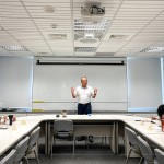 新業(yè)建設(shè)大家長(zhǎng)－穆椿松創(chuàng)辦人（圖中）藉由小故事帶出新業(yè)理念，以「主動(dòng)、積極、樂觀」的態(tài)度去面對(duì)問題，方方面面不妥協(xié)的堅(jiān)持，分享其中的經(jīng)營哲學(xué)。