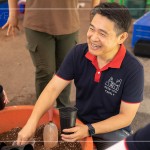 新業(yè)建設(shè) 邱正光 副總經(jīng)理 帶領(lǐng)新業(yè)職人們一同參與原生苗木培育-換盆作業(yè)，以實(shí)際行動(dòng)公益，喚起同仁們對臺(tái)灣山林的關(guān)注。