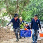 新業(yè)同仁們分工將所需要的工具、水、小樹(shù)苗等，步行約400公尺，抵達(dá)本次防火林帶建置的位置。