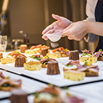 灑落雪般的糖粉，一場場精心的味覺饗宴即將上演！