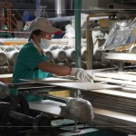 窯場師傅細心的檢驗每一片磁磚，不斷的反覆確認，感受每一分的精準細節(jié)。