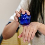 將油品盛裝在專業(yè)品油杯中，不只透過嗅覺、味覺，更透過將油倒在皮膚上的觸感，直接的感受天然橄欖油的滲透變化。