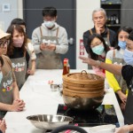 再次邀請(qǐng)廚藝職人 ＃吳志杰師傅(右一)，身懷30年以上的廚藝經(jīng)驗(yàn)，研究出最有口感的蘿蔔糕作法，不藏私的傳授給新業(yè)家人們。