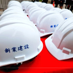 戴上工程帽如同披上鎧甲，每一步築跡都能走得踏實(shí)而穩(wěn)健，成為頭頂之上無聲的守護(hù)者。