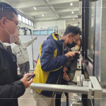 營建部工地主任-吳瑞隆(圖中)，用燈源檢查水密性能試驗後的氣密窗，確認(rèn)是否有漏水、滲水或濺水的情形。