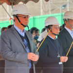 新業(yè)團隊齊聚，眾人一心，手持炷香，煙氣霧氣交織，裊裊上升，願直達天聽，透過聲聲祝禱，傳遞心中滿懷的期盼與感恩。(左一為新業(yè)建設 穆椿松 創(chuàng)辦人，左二為卓勝隆 董事長)