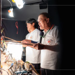 後臺裡，老師傅與藝師們熟練且忙碌的操弄著影偶，百年故事在幕後流動，文化溫度在指尖間傳承。(圖右一為張榑國團長)