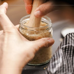 將味噌原料充分混合後裝罐，層層壓實(shí)，手作的溫度與節(jié)奏，讓每一罐味噌都帶著獨(dú)一無(wú)二的個(gè)人印記。