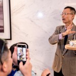 老爹現(xiàn)場(chǎng)親自示範(fàn)了乳酪現(xiàn)刨秀，在眾人們的驚呼下，刨出一朵朵康乃馨花瓣來(lái)，難得的機(jī)會(huì)能親眼見(jiàn)識(shí)這般技藝，新業(yè)家人們紛紛拿出手機(jī)拍下紀(jì)錄！