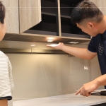 廚櫃下的加裝式崁燈，創(chuàng)造貼心的照明效果，為廚具空間增添另一份溫暖，也讓使用上更安心。