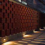 獨(dú)特的紅磚砌牆，錯(cuò)落的完美設(shè)計(jì)，讓原本夜晚較為陰暗的小巷增添了意外的人文氣息。