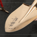 新業(yè)建設(shè) 創(chuàng)辦人 穆椿松先生，於金鏟子上簽名，象徵著開工誌慶，步步啟程。