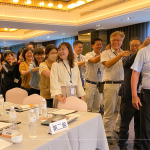 同仁們互相舒緩筋骨、鼓舞激勵(lì)、調(diào)整節(jié)奏，開(kāi)啟一天的課程，同時(shí)也圈起彼此情感與向心力。