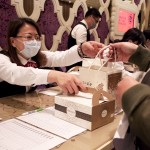 守護(hù)未來(lái)家園的堡壘－物管團(tuán)隊(duì)，協(xié)助住戶(hù)共同完成報(bào)到手續(xù)，感受這份成家入厝的幸福喜悅。