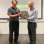 課程尾聲，新業(yè)建設(shè)榮譽董事長－穆椿松先生準(zhǔn)備禮品致贈，感謝王永福講師帶給我們精采充實的教育訓(xùn)練。