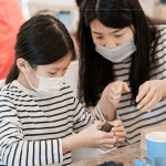 溫柔仔細(xì)的叮嚀，默默在旁靜靜看照，放手讓孩子盡情的發(fā)揮，在課程中找到手作帶來的自我可肯定與完成後的感動(dòng)。