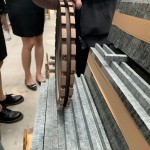 現(xiàn)場除了大型切割器，這個(gè)狀似迷你輪胎的器材，是讓石材切割出止滑溝的秘密武器，可謂小兵立大功！