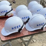 新業(yè)總是將住戶的需求與期待放在心上，每一頂工程頭盔不僅代表專業(yè)，也象徵著與建築師心起手應(yīng)、一同築起願景的默契。