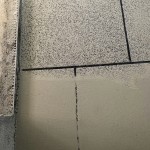 海綿擦拭前(下)後(上)的對(duì)比，讓隔著層層水泥的石子掀開(kāi)神秘的面紗，重見(jiàn)天日。