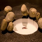 每一項鳥兒的金工原石作品，嘴喙都被打磨得光亮平滑顯得相當逗趣，描繪一隻隻收起翅膀想要自由卻又嚮往安定的鳥兒，表達家與家人的重要性。