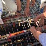 樓頂安裝金色的中樑即為上樑，建築就是一步一步紮紮實實地築步就班。