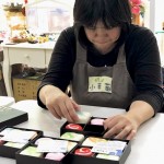 將羊毛皂一一裝入禮盒，千辛萬苦完成禮盒包裝，每個步驟絕不馬虎。