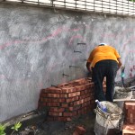 在施作的一開始，「定錨」讓物件更精準(zhǔn)地就定位，師傅悉心的堆疊一塊塊的紅磚，為的是讓孩子們能更安心的坐在這立體座椅上。