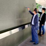 臺(tái)中市文化局副局長(zhǎng)曾能汀先生（圖右一）偕同新業(yè)建設(shè)卓勝隆董事長(zhǎng)（圖左一），一同於文學(xué)公園的水寫(xiě)詩(shī)牆提筆揮毫，為為期11月的鐵道文學(xué)特展拉開(kāi)序幕。