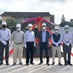 新業(yè)建設(shè) 穆椿松名譽董事長(右四)、卓勝隆董事長(右三)帶領(lǐng)新業(yè)團隊，祈求保佑人員平安、工程順利。