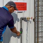 工地在開挖地下室時(shí)，必須抽取大量地下水，過去這些工地水都直接放流到排水溝，透過這一次市府的淨(jìng)水優(yōu)化，可免費(fèi)讓民眾取用到更乾淨(jìng)的水源。