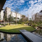 從社區(qū)中庭、家戶陽臺、到空中花園，整體綠覆率超過100%，自然植栽錯落建築之中，層疊融合成一座垂直森林。