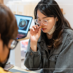 空氣中瀰漫淡淡草藥味，透過嗅覺去感受不同氣味，來自東方美學(xué)的天然草本香氛，更能放鬆身心靈。