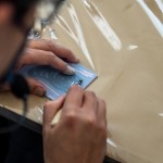 應(yīng)景的虎兒，沿著線條剔除邊角，有深有淺，豐富版畫的層次感，實際感受手感的溫度。