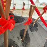 開工象徵的金鏟子，猶如一顆開起夢(mèng)想的種子，扎根土壤，彷彿像孕育生命般，即將萌芽。