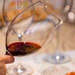 輕微傾斜酒杯，燈光穿越酒體，可以依稀看見隱隱透出的紅色光澤，呈現(xiàn)出酒品的不同狀態(tài)。