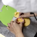 將麵糰壓成合適的厚薄度，壓上俏皮的造型圖案，輕輕搖晃讓模具與麵糰脫離，再用刮板將成品移至烤盤上，待烘烤餅乾就快完成囉！。