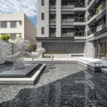 暖陽(yáng)撒落的中庭，搭配上任大賢老師的藝術(shù)品『雲(yún)與樹』，共同交織出無(wú)限美好景致。