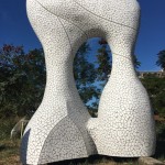 臺(tái)灣藝術(shù)家邱泰洋的作品，心在藝在，作品試圖賦予馬賽克一種生命力的生動(dòng)意象，似能見(jiàn)到一對(duì)戀人浪漫的互動(dòng)，搭配上優(yōu)雅的曲線，讓馬賽克磚也變的有溫度。