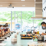 看著老師每一步驟的示範與教學，一顆粽子的背後，是經過繁瑣的步驟，從備料、炒料、再到包粽，讓我們感恩腳下每一寸土地，步步講究、守候與疼惜。