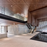 景匯大廳，疊砌幾何石牆，留下極致工藝，一隅築砌水境，浮生小憩，回歸簡單美好，自在安好。