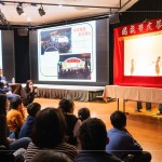 以牛皮刻劃出的戲偶，透過簽桿操控，利用燈光照射在白色布幕上，依循劇本內(nèi)容搭配音樂與口白來演出，既趣味又有意義。