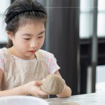 大手與小手們紛紛捏出風(fēng)鈴罩，可以捏出帥氣的火箭造型，或是俏皮的小圓帽，天馬行空，玩轉(zhuǎn)創(chuàng)意。