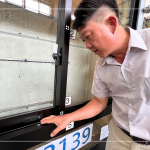 新業(yè)建設(shè)營(yíng)建部 賴(lài)英濱經(jīng)理 仔細(xì)確認(rèn)，水密性能試驗(yàn)後的氣密窗，是否有漏水、滲水、濺水等狀況。