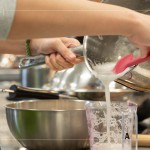 將切塊的白蘿蔔放入料理機(jī)打成汁，濾出蘿蔔渣的蘿蔔水，分別取出所需要的單位數(shù)並加入燜煮，讓蘿蔔糕更有香氣與口感。