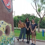 淘氣稚嫩之姐妹倆(插畫(huà)家邱馨怡 右一)，一同參觀新業(yè)觀峰『馬賽克藝術(shù)拼貼?戶外碉堡』，由日本藝術(shù)家駿 河敏，駐臺(tái)3週親手打造。