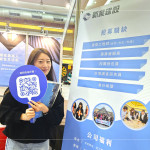 深入校園進(jìn)行招募推廣，分享公司福利制度，定期員工培訓(xùn)、國外旅遊、健檢…等，為即將成為社會新鮮人的同學(xué)們，提供多元且具發(fā)展性的就業(yè)選擇。