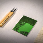 雕刻板選用適合初學(xué)者的樹脂板，圖案設(shè)計(jì)以臺中文學(xué)館的大榕樹和日式建築為意象，在刻板的同時(shí)，也讓創(chuàng)作更具樂趣。