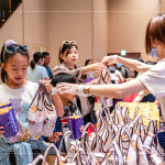 一人一份飲料及爆米花，讓大朋友小朋友盡情享受、沉浸其中。