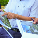 依照3D圖挑選適切的景石及樹種，模擬日照位置與擺設(shè)面向，更需要考量生長環(huán)境，打造與自然共存的建築。